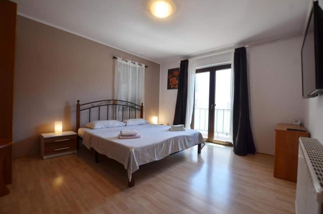 Tony Apartments Ровин Екстериор снимка